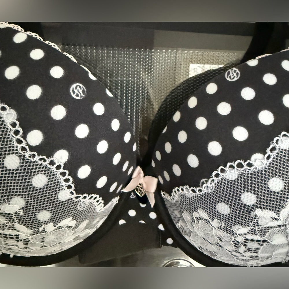 2 Victoria's Secret Bras for a great price!🎁
Each $10, both $18 - Picture 9 of 16